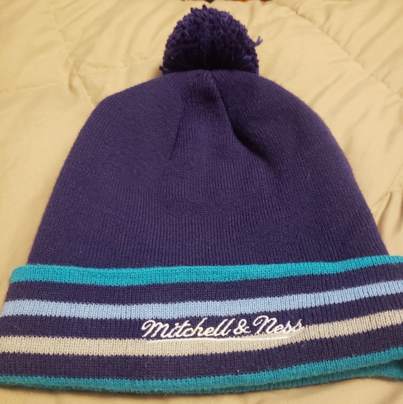 Charlotte Hornets pom pom Beanie - Picture 3 of 6